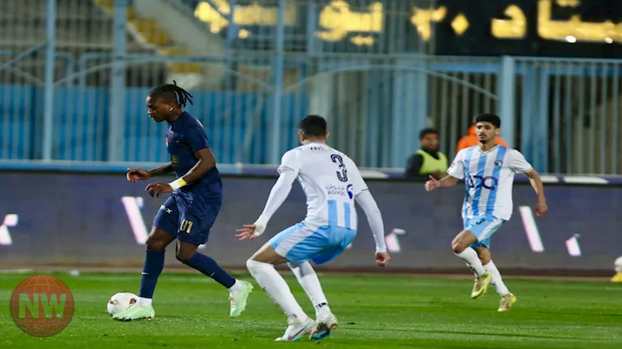 لاعب الزمالك شيكو بانزا يحتفل بحمل زوجته وسط عائلته