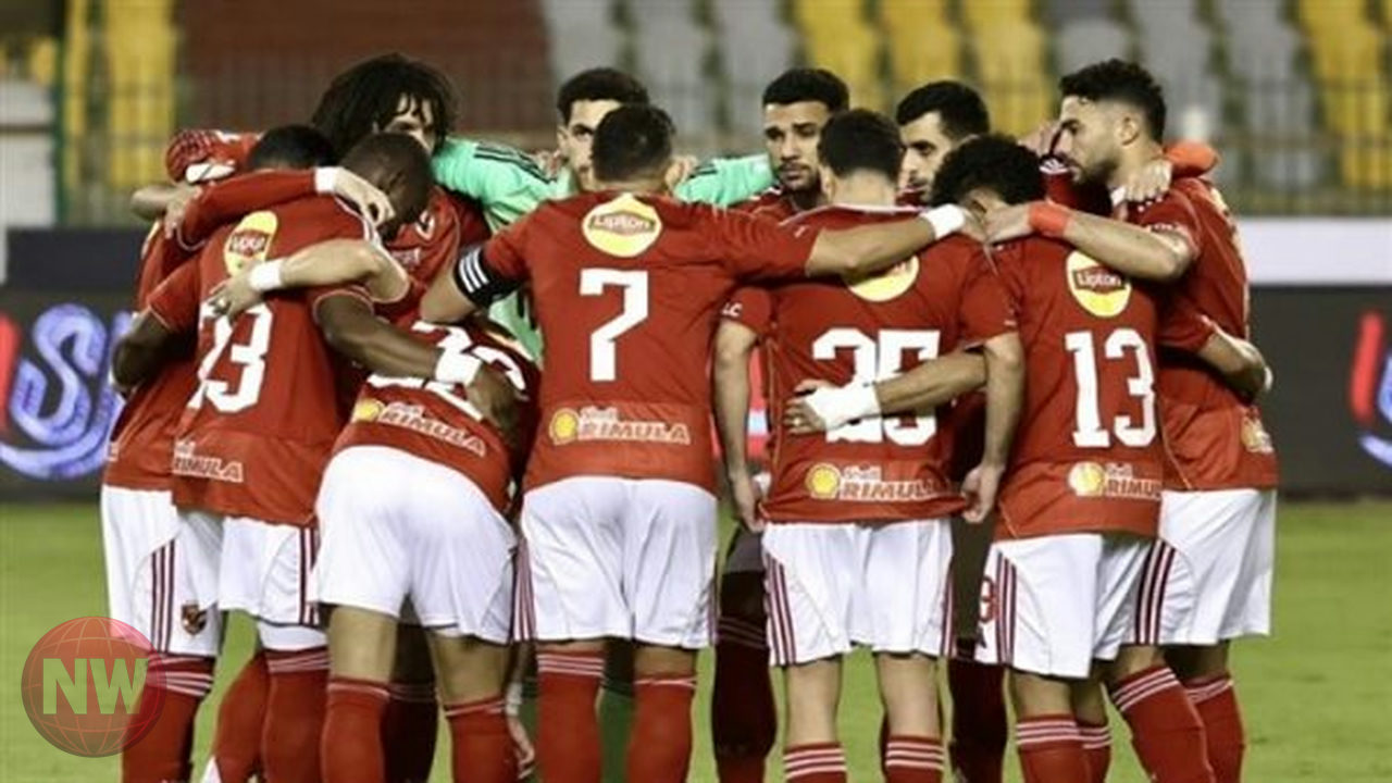 الأهلي يسعى لاستعادة توازنه أمام سموحة في الدوري المصري