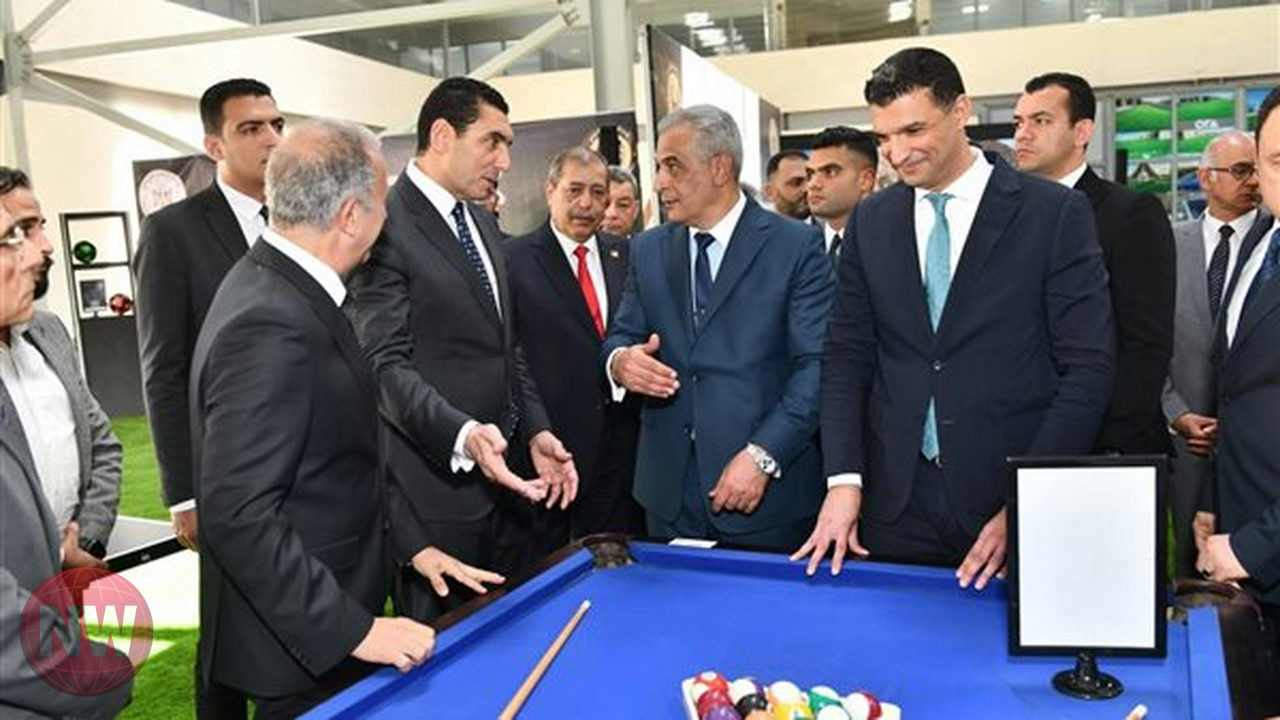 وزراء مصريون يتفقدون مصنعاً للمستلزمات الرياضية لدعم الصناعة الوطنية