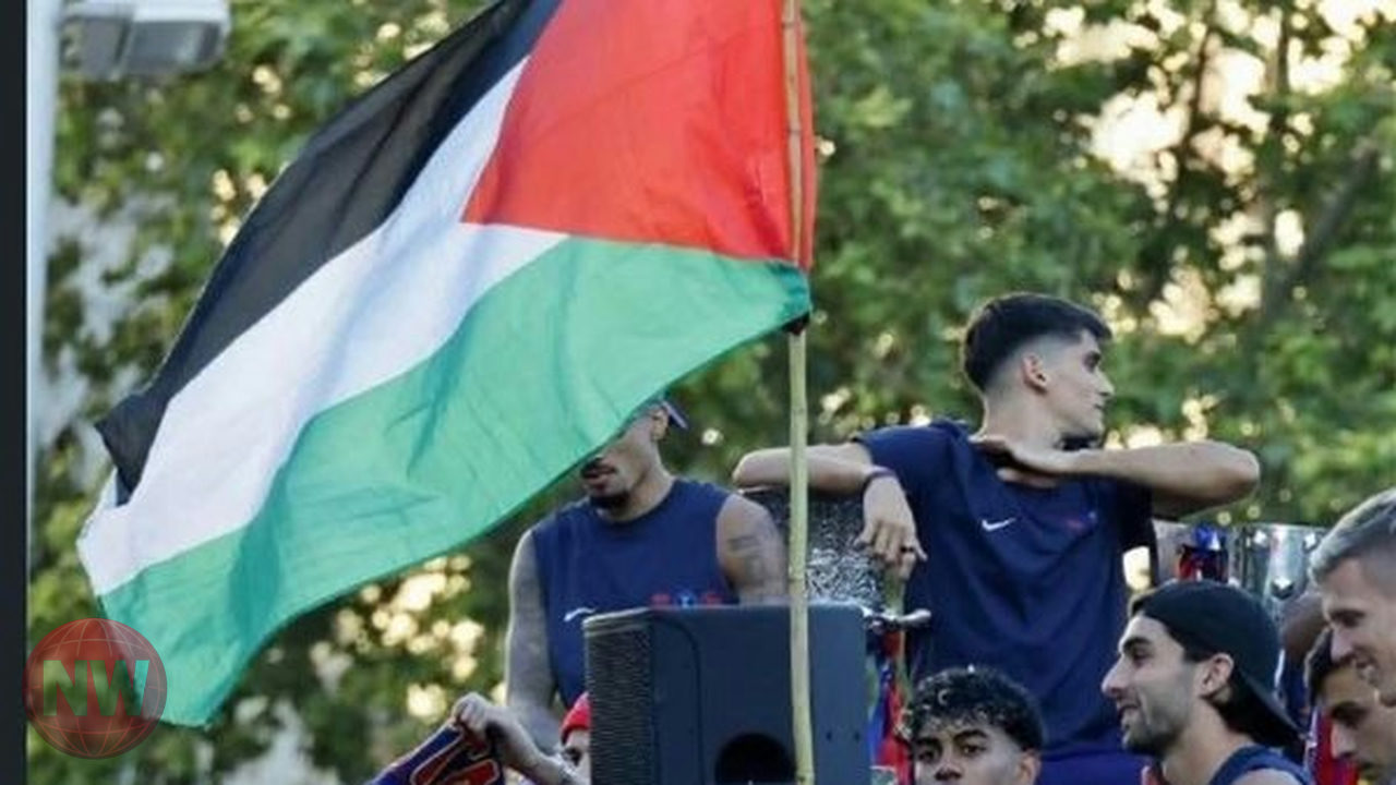 لامين يامال يرفع علم فلسطين في احتفالات برشلونة بلقب الدوري الإسباني