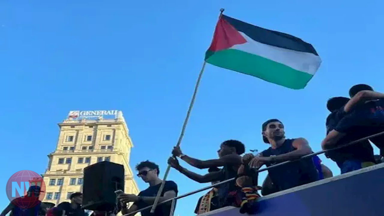 لامين يامال يحتفل بلقب الدوري الإسباني رافعًا علم فلسطين