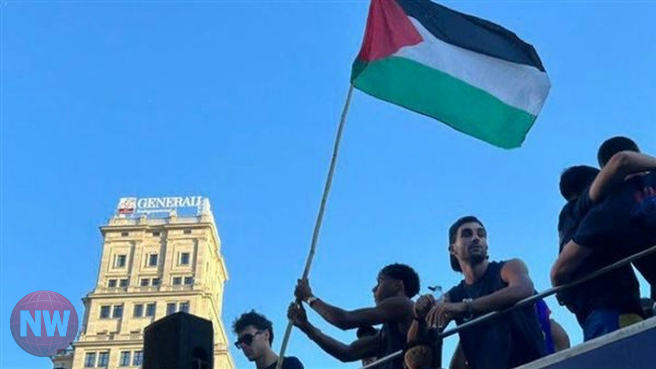 يامال يثير جدلاً في إسرائيل برفع العلم الفلسطيني باحتفالات برشلونة