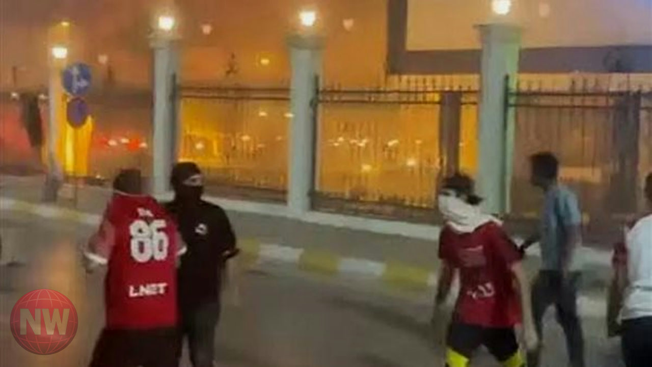 احتجاجات عنيفة في طرابلس تشعل النيران بمقر رئاسة الوزراء الليبية