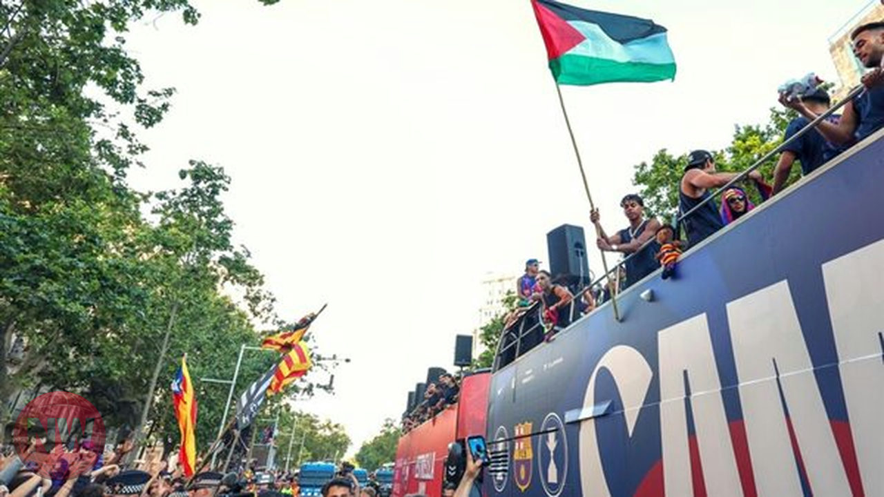 سانشيز يشيد بلامين جمال بعد رفعه العلم الفلسطيني في احتفالات برشلونة