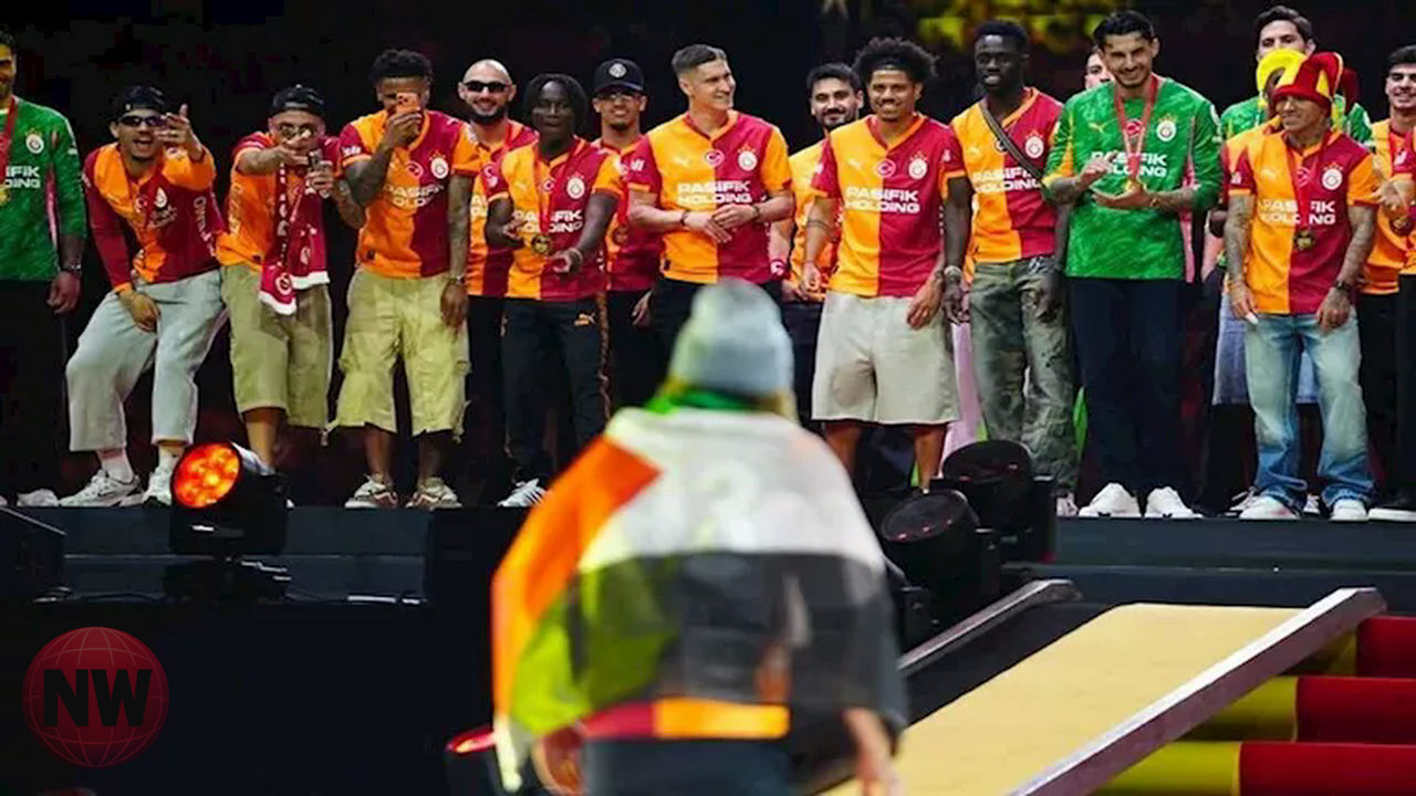 نجم جلطة سراي يرفع العلم الفلسطيني في احتفالات الدوري التركي