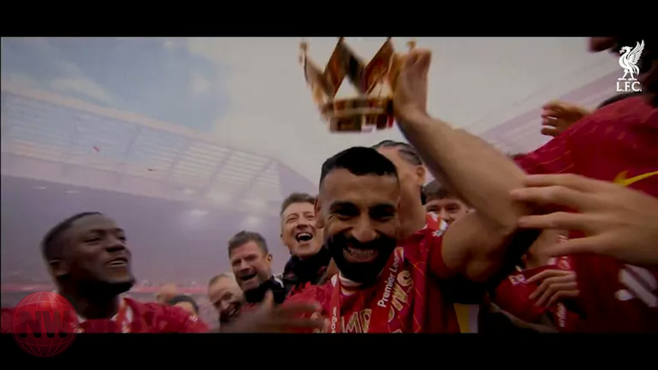 محمد صلاح يودع ليفربول وسط إشادات زملائه بالملعب الأسطوري
