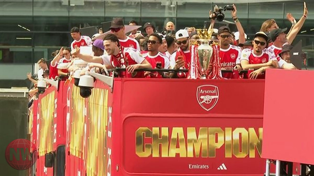 أرسنال يحتفل بلقب الدوري الإنجليزي الغائب منذ 22 عامًا في مسيرة جماهيرية