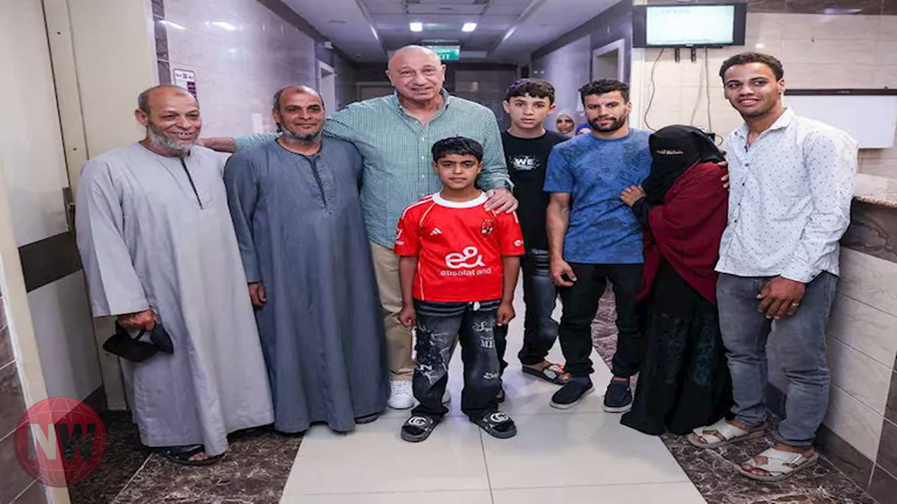 الخطيب يطمئن على صحة مشجع أهلاوي تعرض لحادث