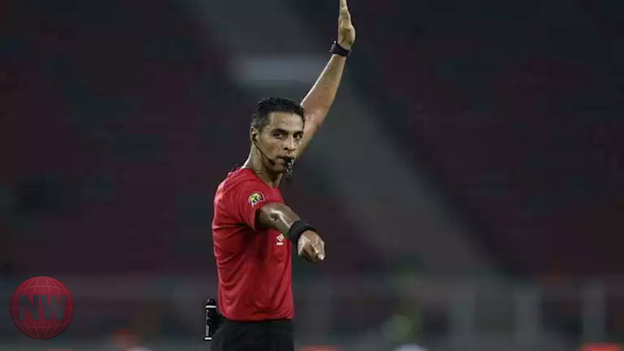 الحكم المصري أمين عمر يقود مباراة في كأس العالم 2026