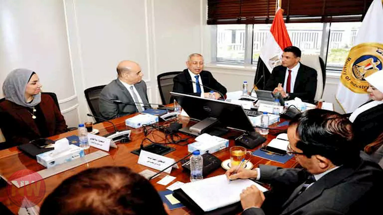 وزير الصناعة يبحث مع رئيس الأكاديمية البحرية تعزيز التعاون العلمي والصناعي
