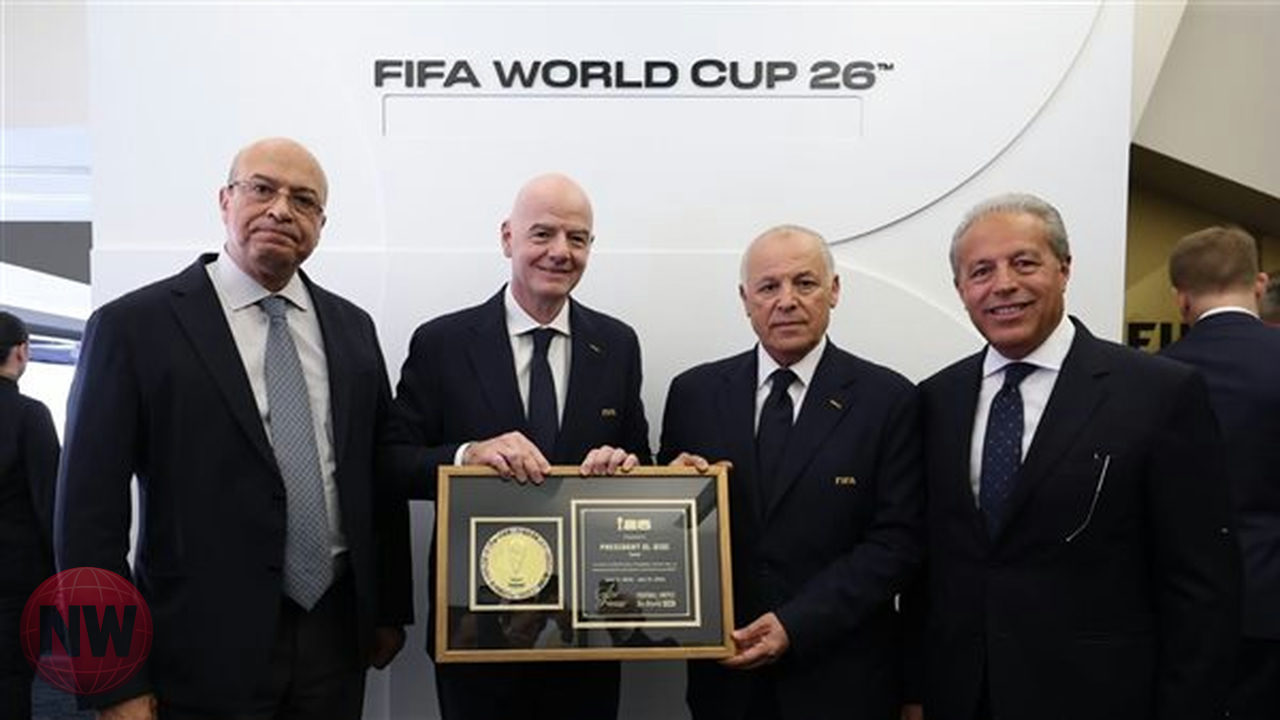إنفانتينو يكرم السيسي بدرع مونديال 2026 في لقاء مصر وبلجيكا
