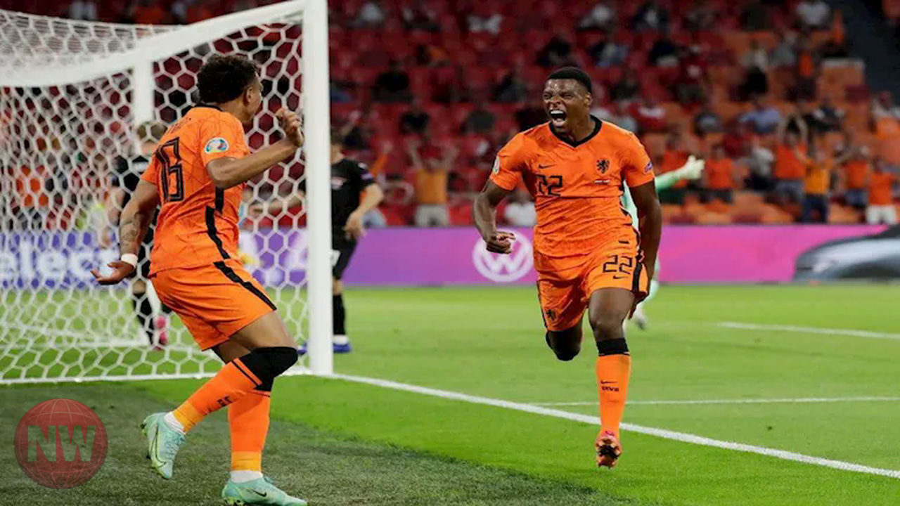 هولندا تسحق السويد بخماسية في كأس العالم وتعبر حاجز 100 هدف