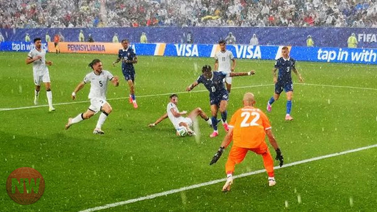 استئناف مباراة العراق وفرنسا بكأس العالم بعد توقف بسبب الأمطار