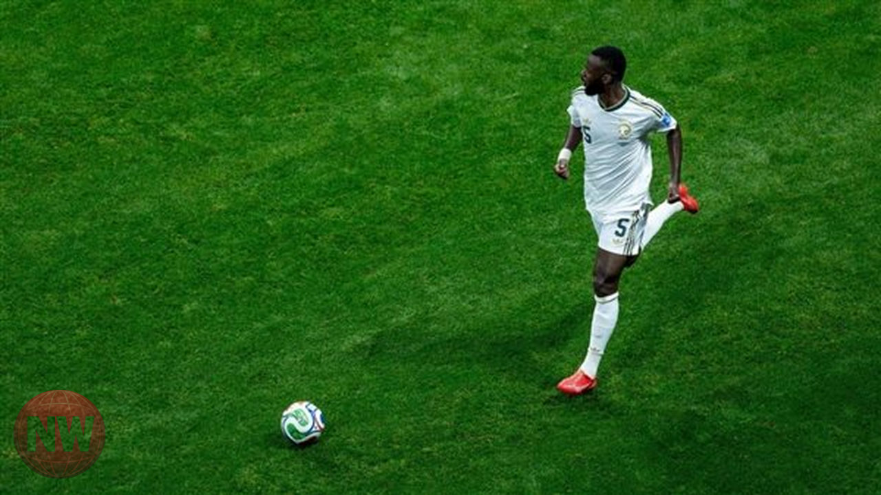 غياب تمبكتي يهدد دفاعات السعودية قبل مواجهة حاسمة بكأس العالم