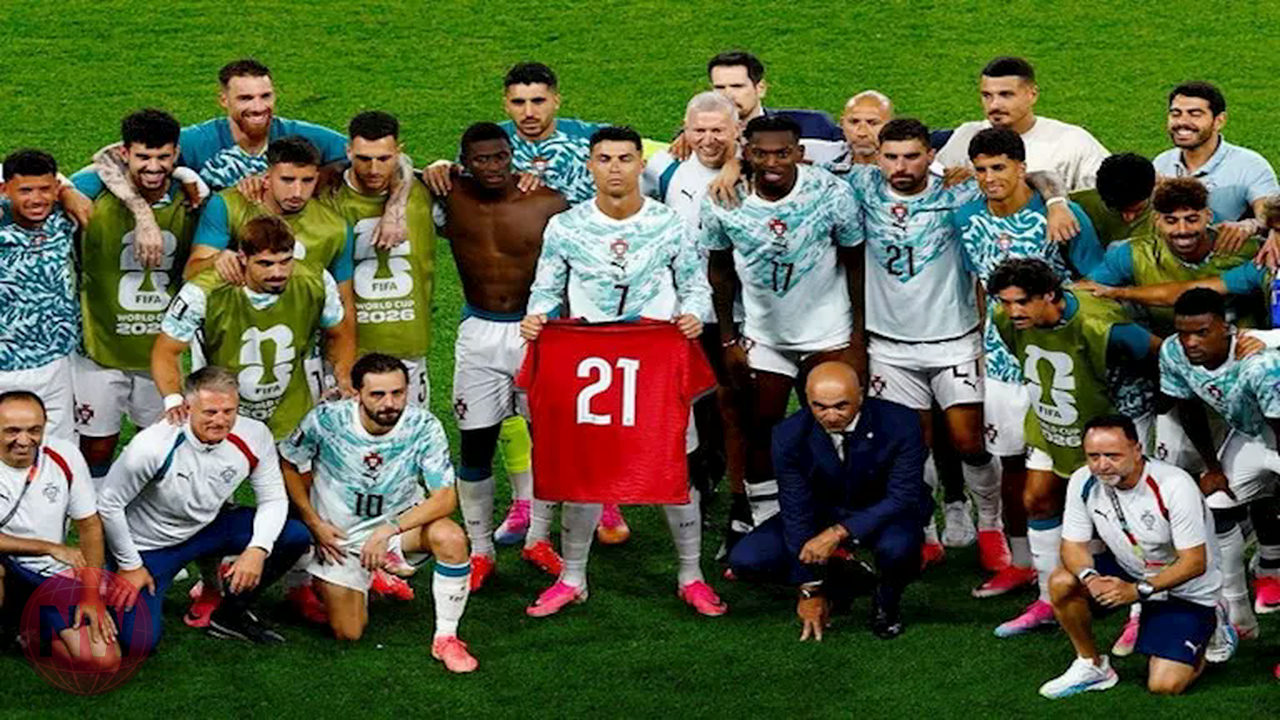 نجوم البرتغال يحتفون بالتأهل لدور الـ16 برفع قميص زميلهم المصاب