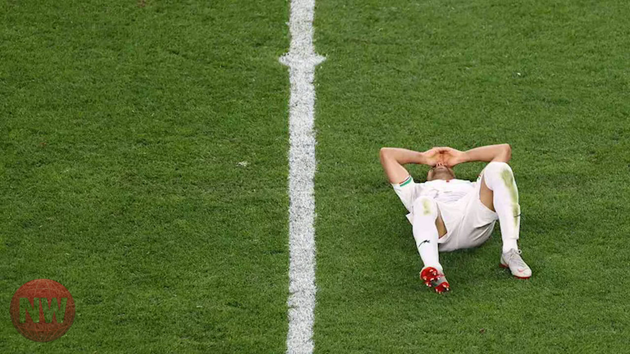 مشجع إيراني يقاضي الفيفا بمليار دولار بسبب قرار تحكيمي في كأس العالم