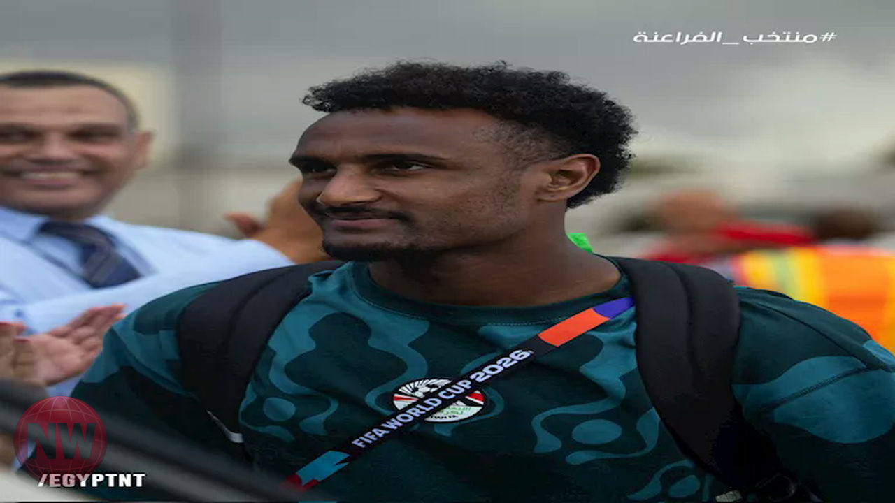 هيثم حسن يغني لبعثة منتخب مصر خلال عودتها من كأس العالم