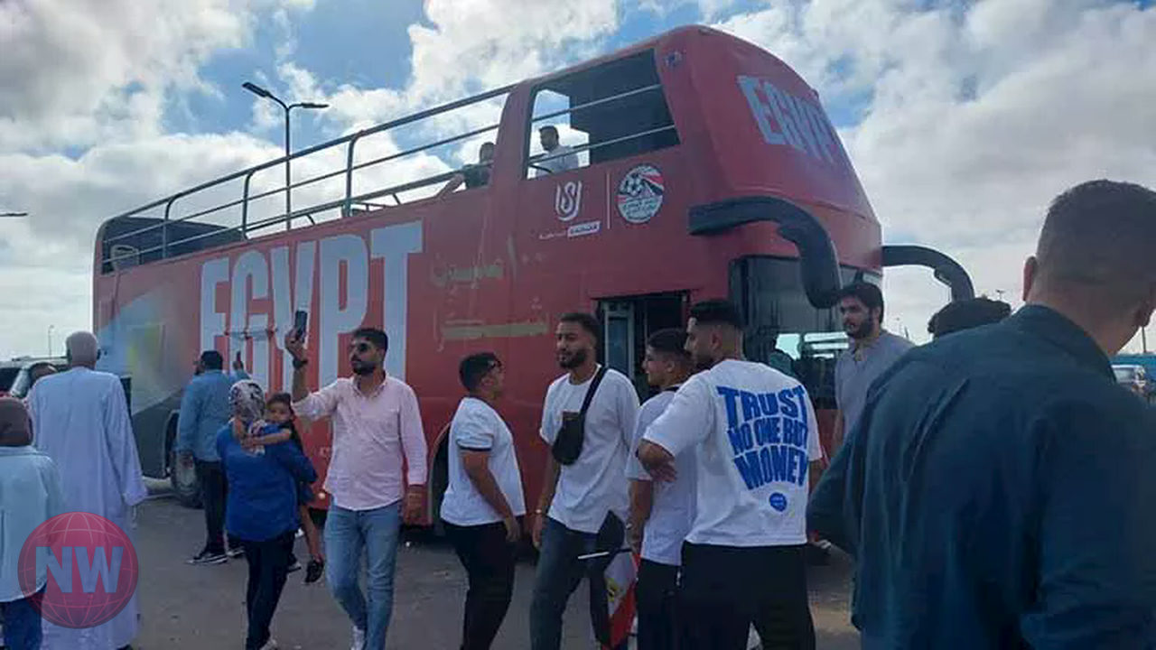 الآلاف يستقبلون منتخب مصر في العلمين بعد تأهله التاريخي