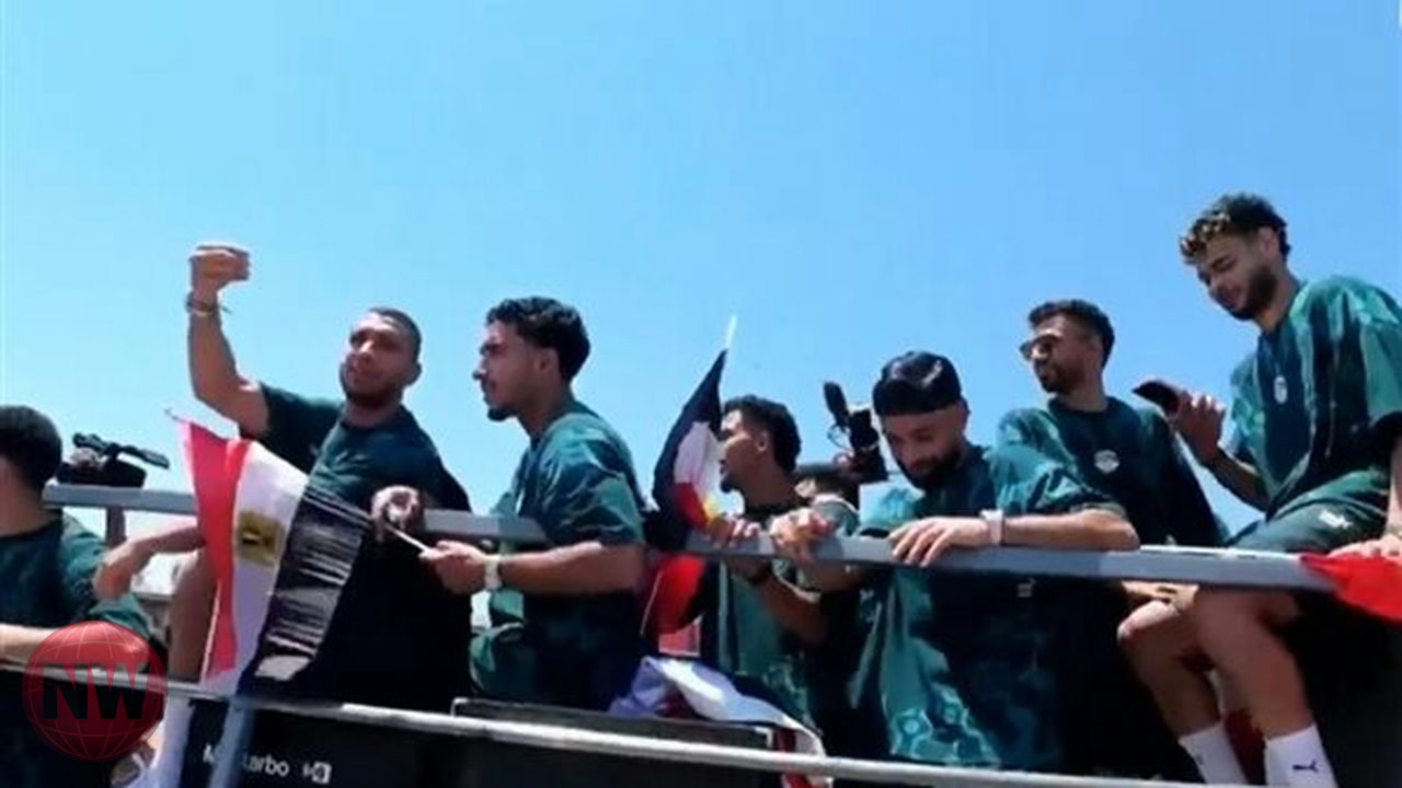 مشهد استثنائي في مطار العلمين.. بعثة الفراعنة تحتفل مع الجماهير بعد التأهل للمونديال