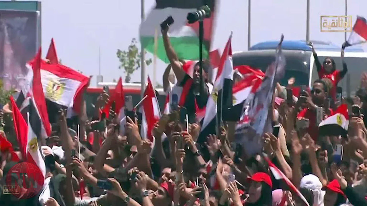 منتخب مصر يحتفل بالتأهل لدور الـ16 وعلم فلسطين يزين احتفالات الفراعنة