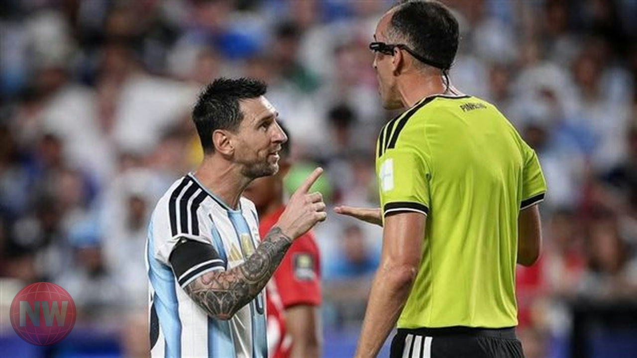 ميسي يحتج على حكم مباراة الأرجنتين وسويسرا: تحدث باحترام
