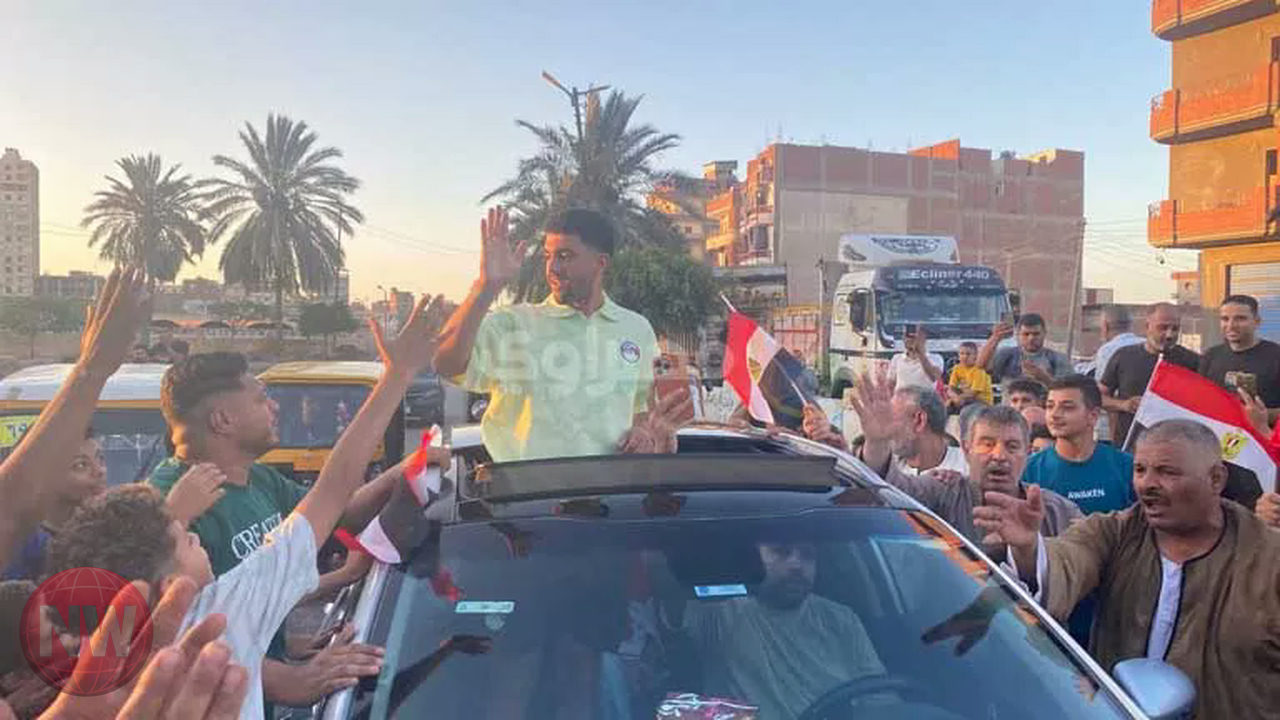 مئات الأهالي يستقبلون نجم منتخب مصر محمود صابر في قرية الصافية بدسوق