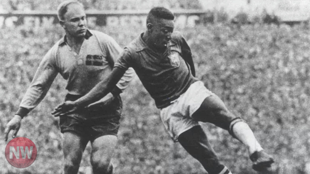 قميص بيليه من نهائي 1958 يحقق 4.9 مليون دولار في مزاد سوذبيز