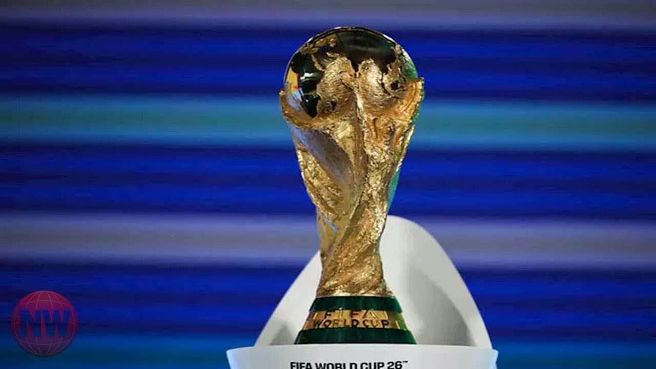 كوكوريلا يحمل كأس العالم في كيس بلاستيكي بعد تتويج إسبانيا بمونديال 2026