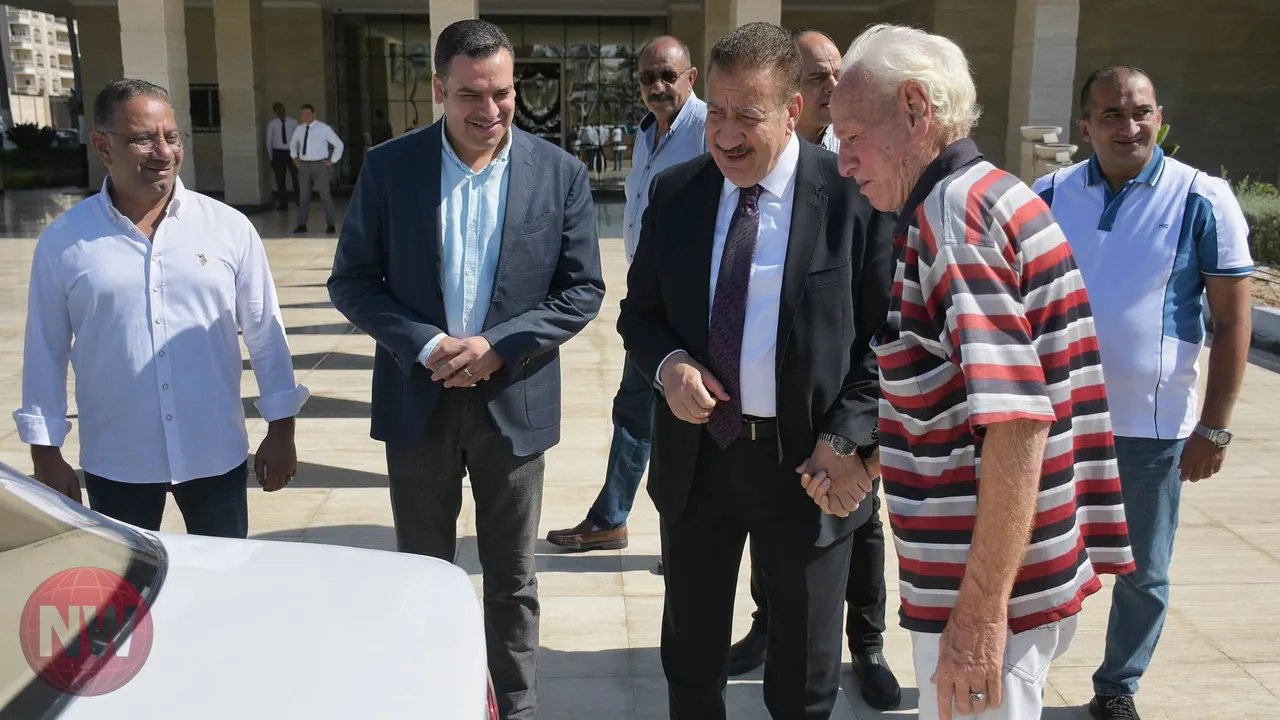 محافظ بورسعيد يسلم مواطناً سيارته بعد إصلاحها