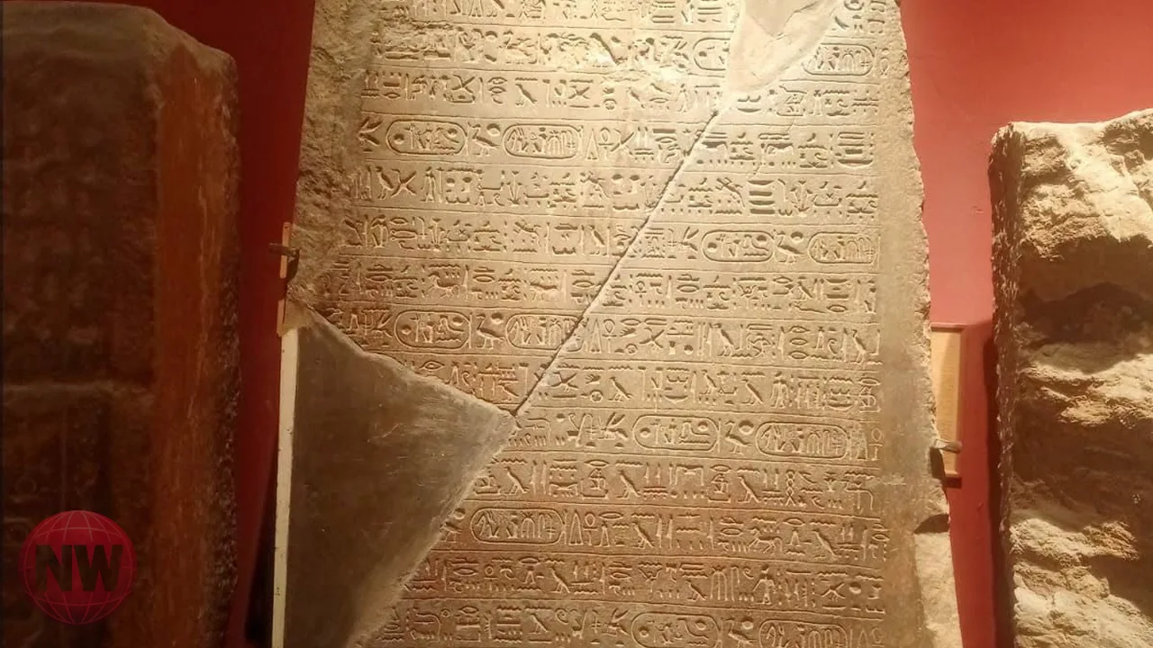 ترميم لوحة أثرية للملك رمسيس الثاني بالتحرير
