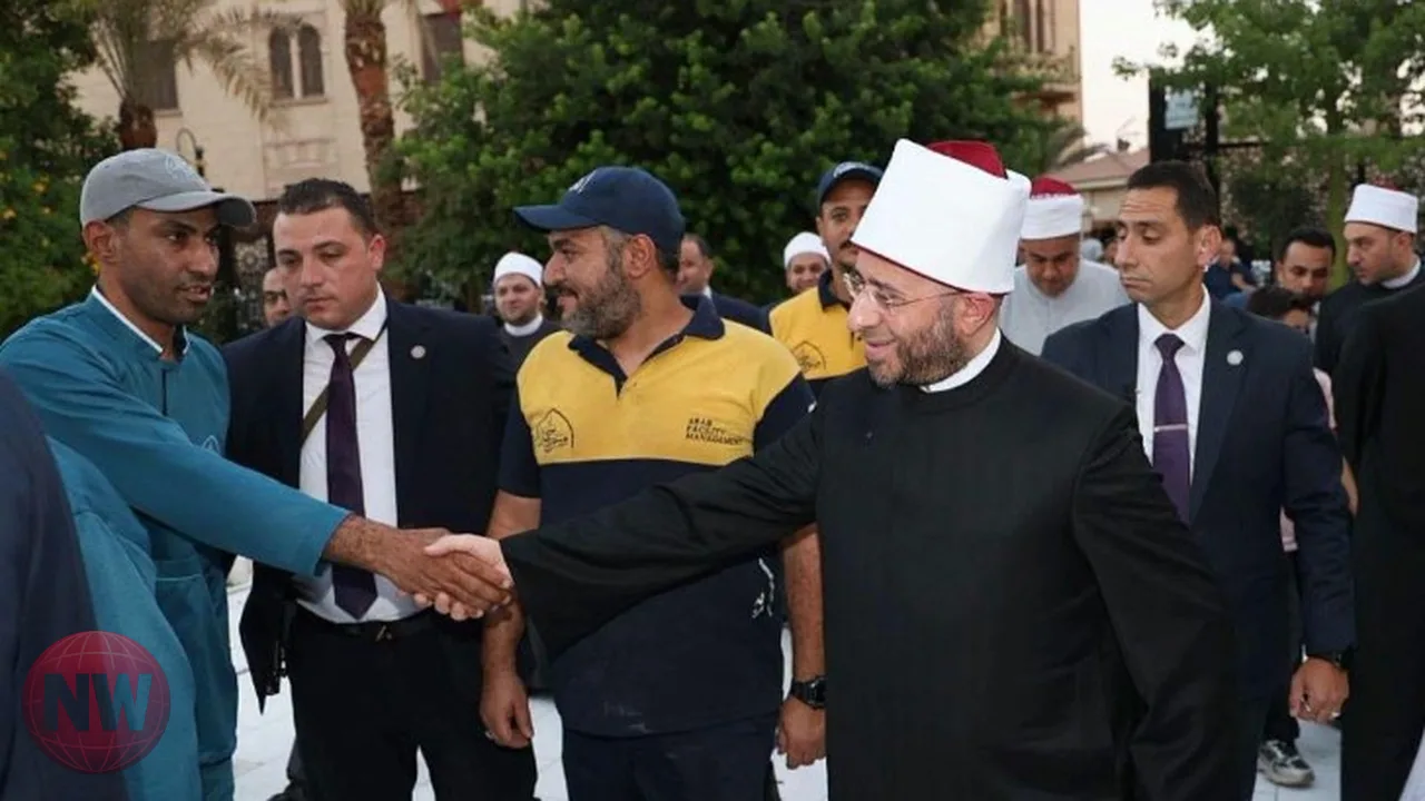 افتتاح مسجد الإمام الحسين بالقاهرة بعد تجديد فرشه