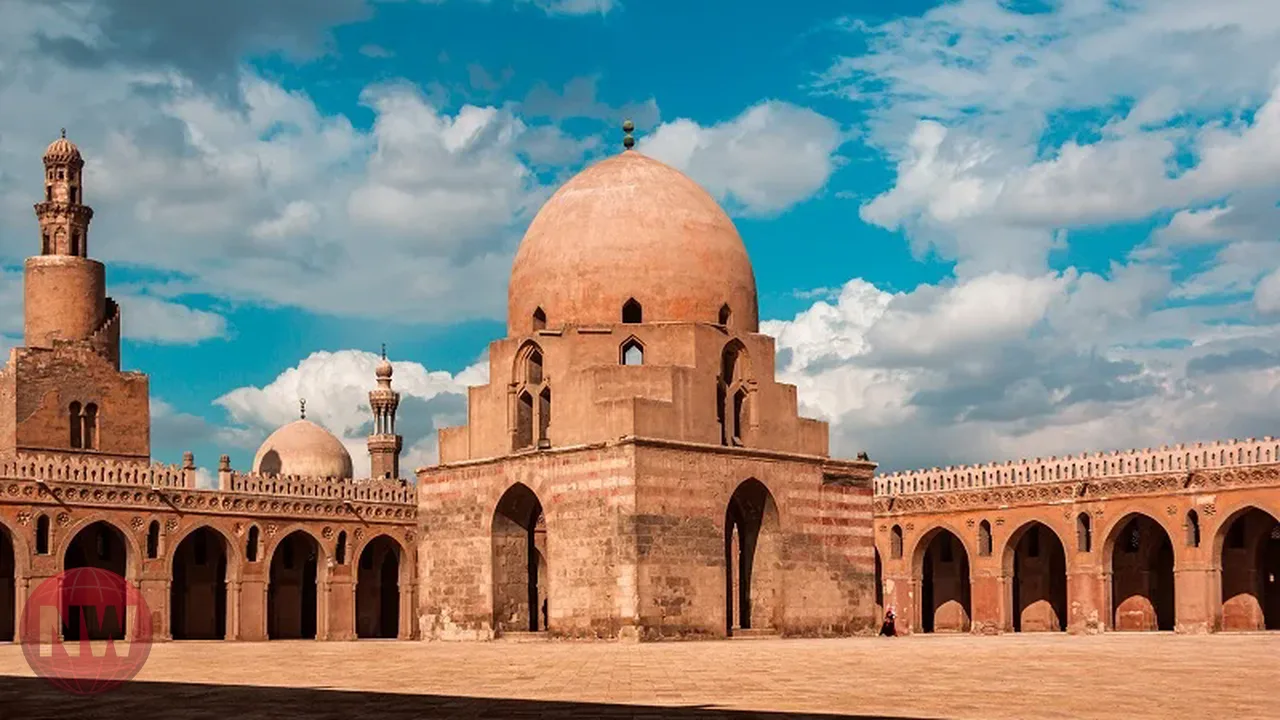 الآثار تتعامل مع تجمع مياه خلف جامع أحمد بن طولون