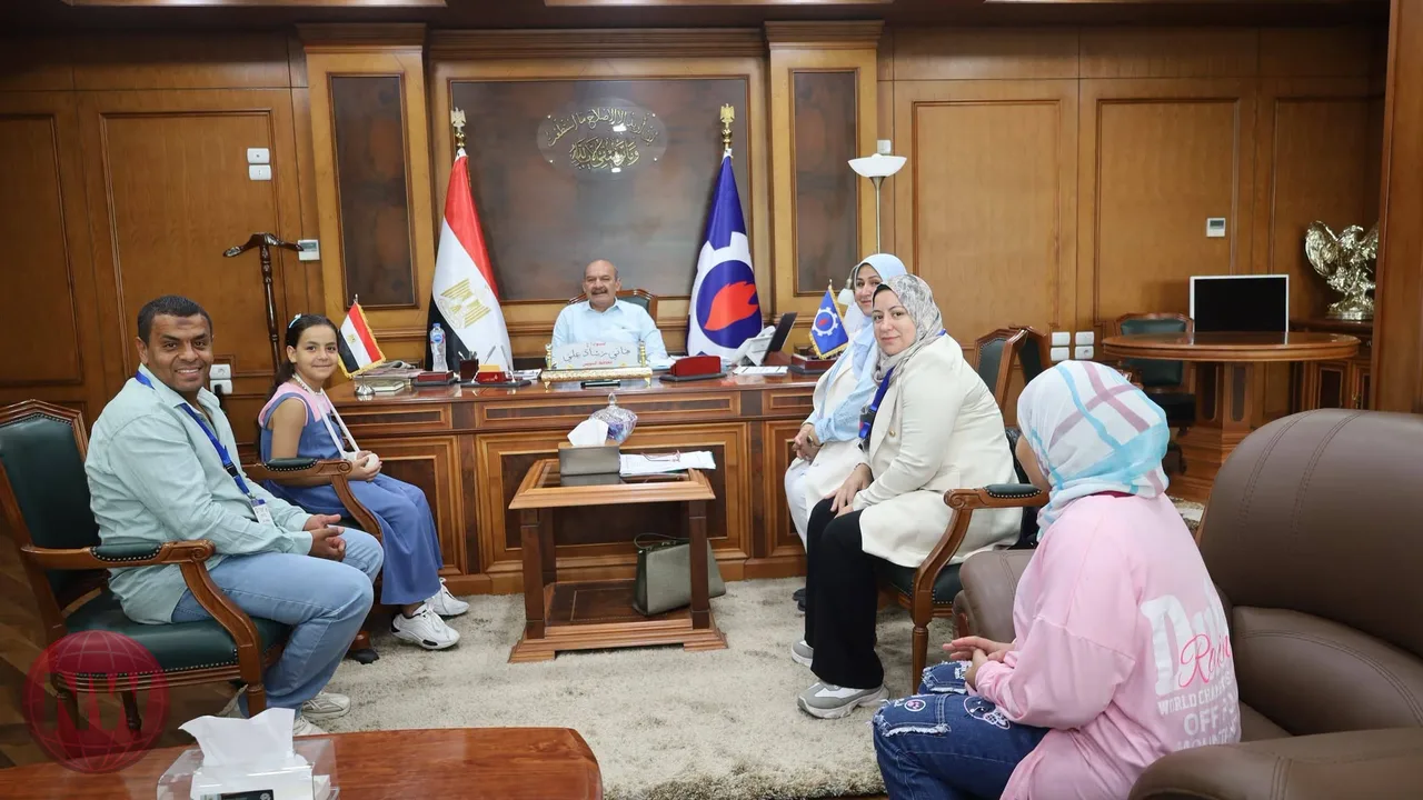 محافظ السويس يوقف معلمة عن العمل بعد واقعة ضرب طالبة