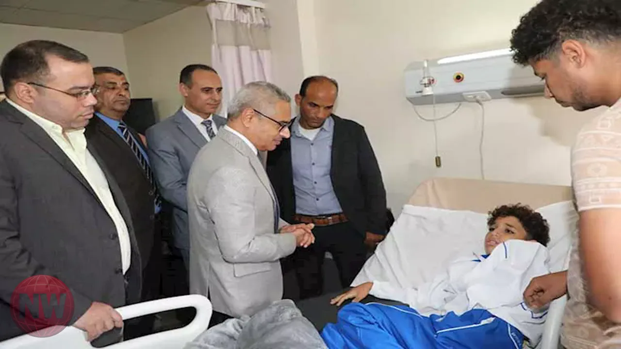 محافظ بني سويف يتابع حالة تلميذ أصيب بمواد بناء