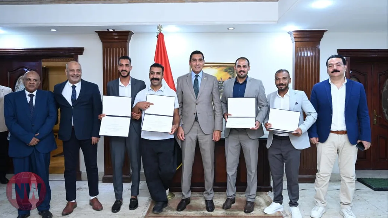 وزير الرياضة يكرم فريق إنقاذ مسبح مركز الجزيرة