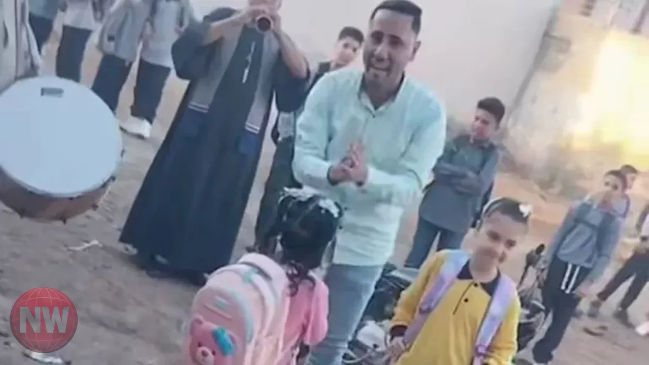 أب يزف ابنته للمدرسة بالمزمار البلدي في البحيرة