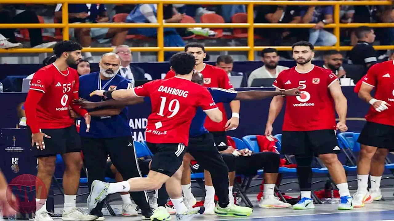 الأهلي يكافئ لاعبي اليد بعد التتويج القاري الأخير