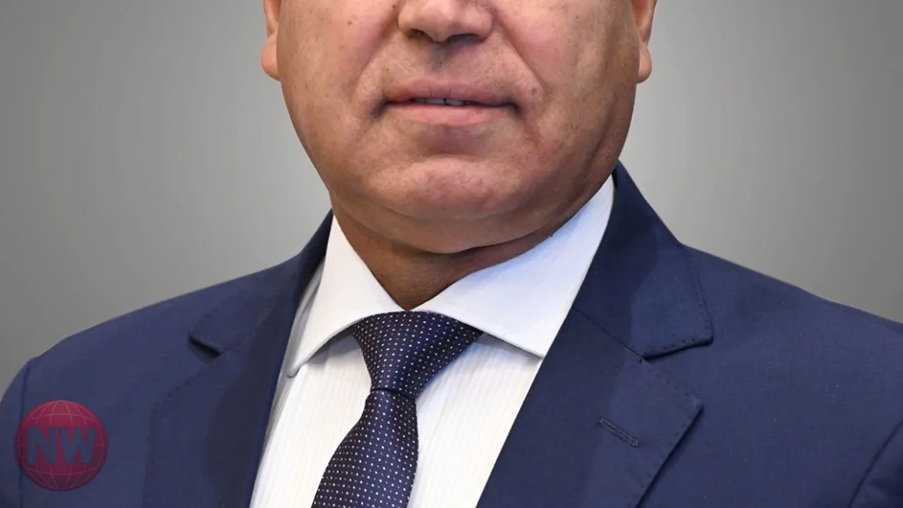 وزير النقل يستعرض خطة تحديث منظومة النقل الجماعي بمصر
