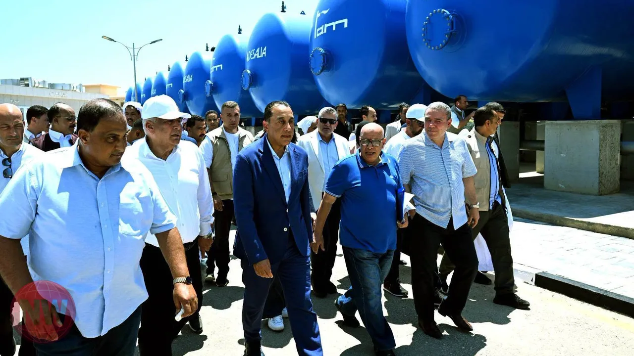 مدبولي يتفقد محطات تحلية مياه البحر في مطروح