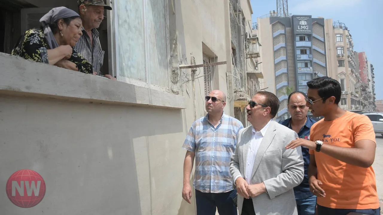 محافظ بورسعيد يحاور زوجين مسنين خلال جولة ميدانية