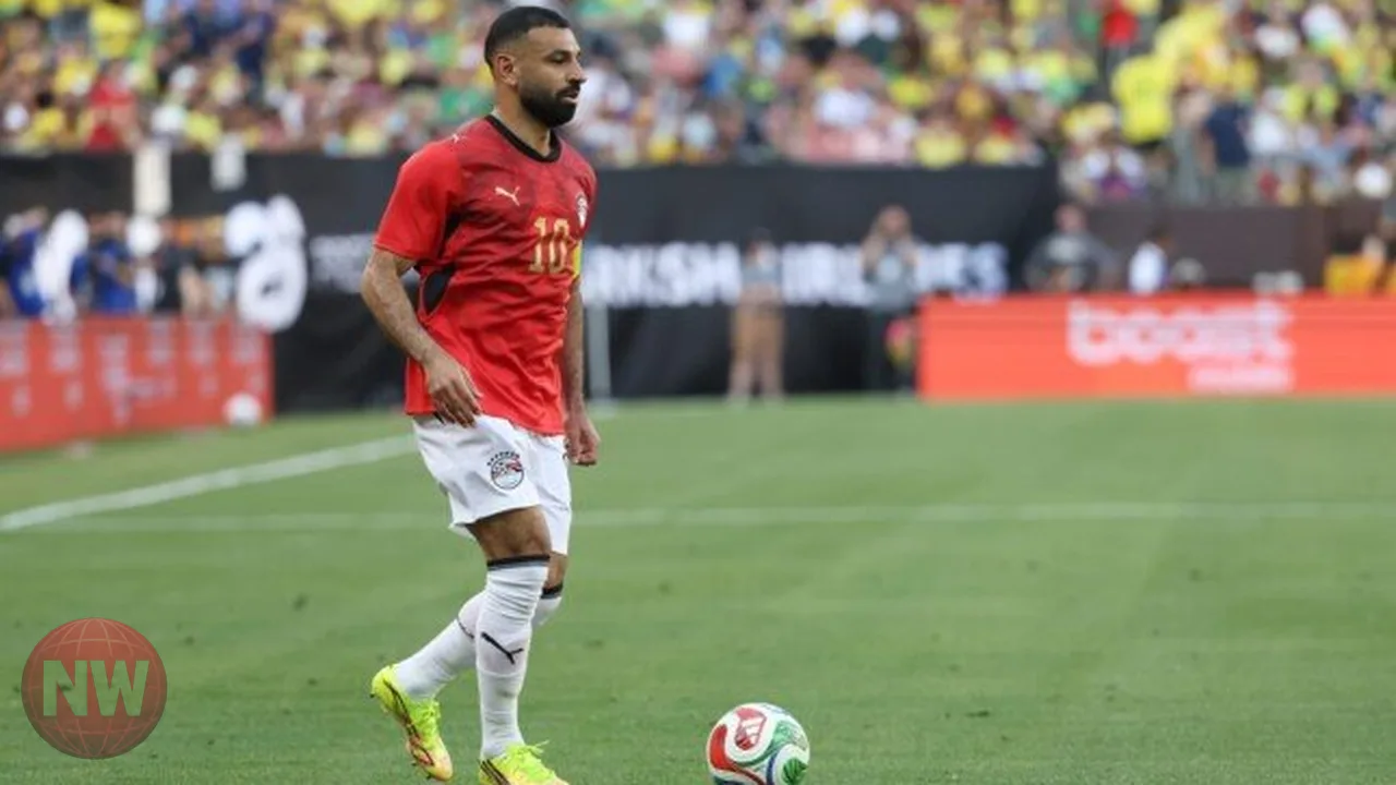 محمد صلاح يبحث المشروع الفني مع مدرب بشكتاش التركي