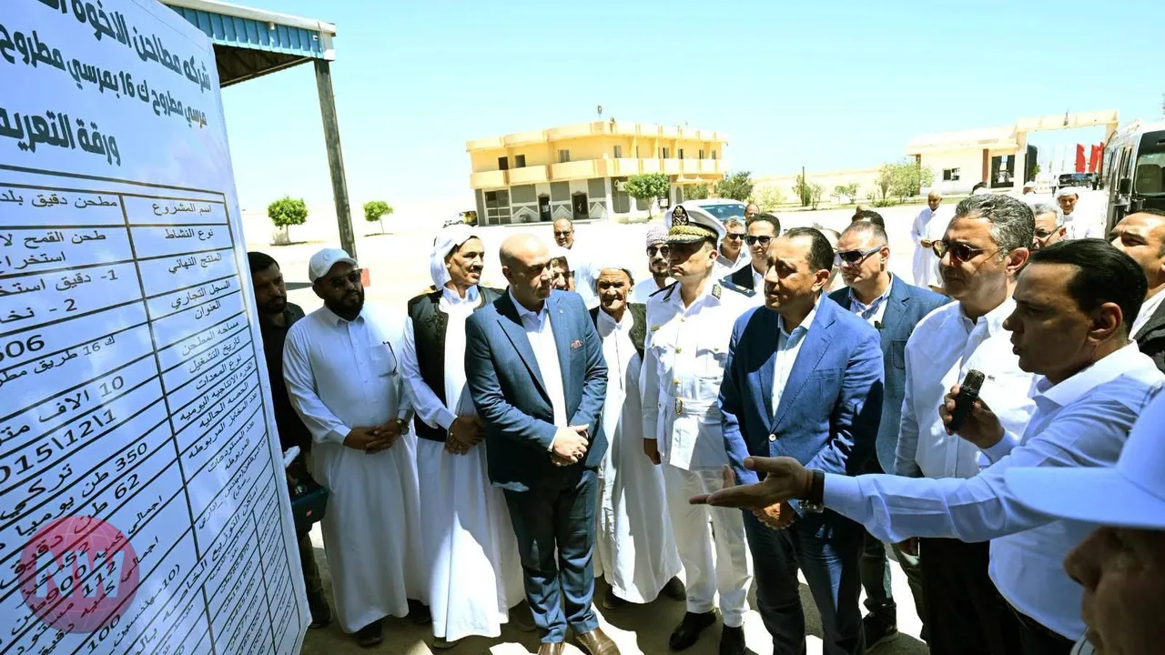 مدبولي يتفقد مطحناً للدقيق المدعم في محافظة مطروح