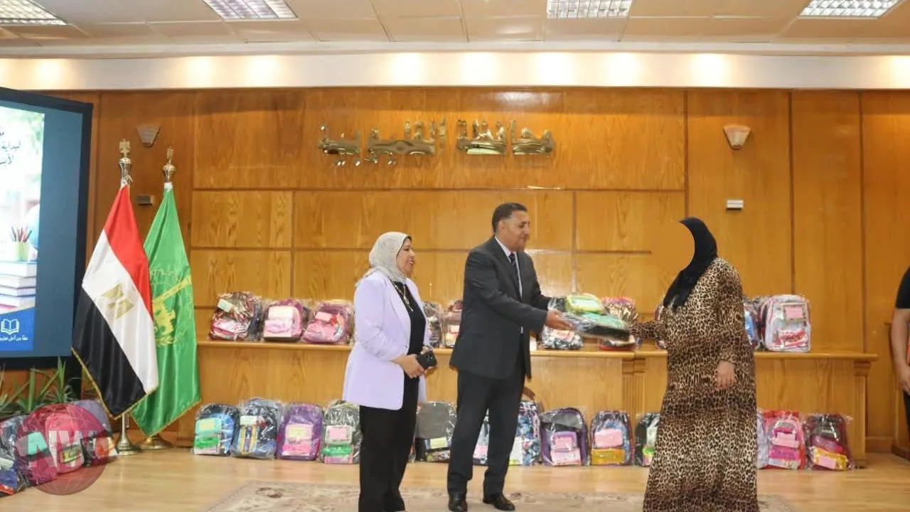 محافظ القليوبية يوزع مستلزمات مدرسية على 100 أسرة