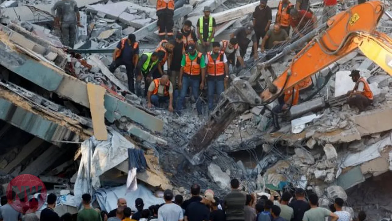 8 قتلى و60 مفقوداً في انهيار مبنى للنازحين بغزة