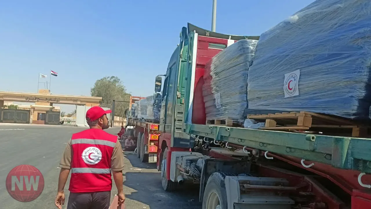 الهلال الأحمر يرسل قافلة مساعدات جديدة لقطاع غزة
